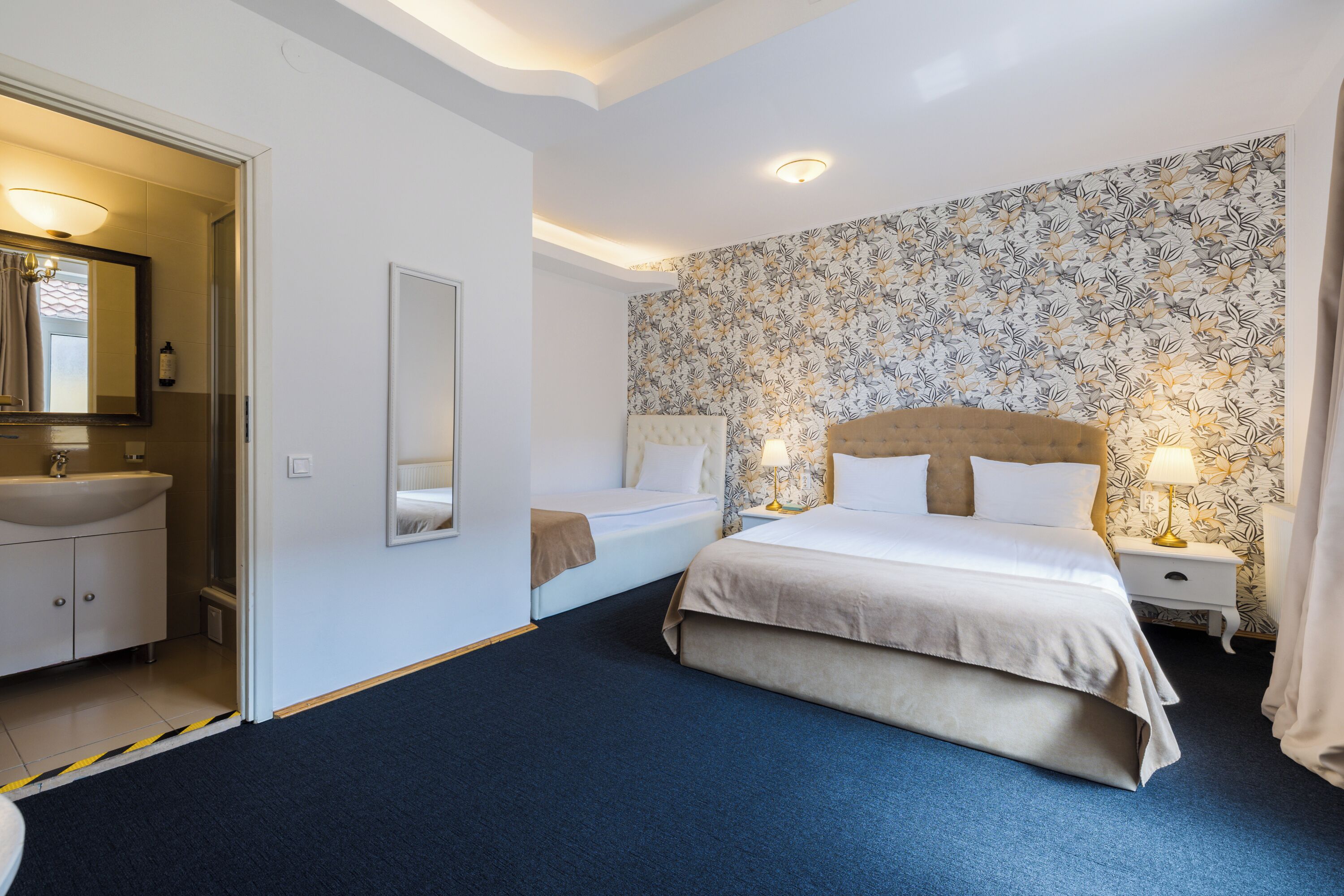 Triple Room | Individually decorated, desk, soundproofing, free WiFi