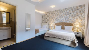 Kamar Triple | Didekorasi berbeda-beda, meja kerja, kedap suara, dan Wi-Fi gratis