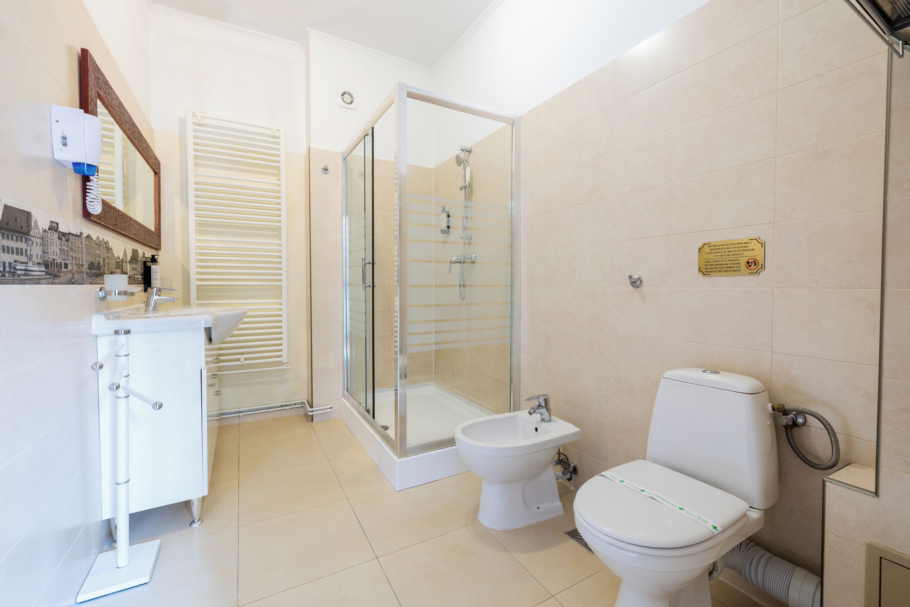 Une salle de bain moderne équipée d’une douche, de toilettes et d’un lavabo.