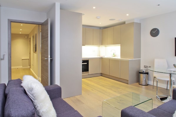 Apartamento, 3 habitaciones | Zona de estar | Una televisión de pantalla plana