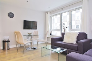 Appartement, 3 chambres | Coin séjour