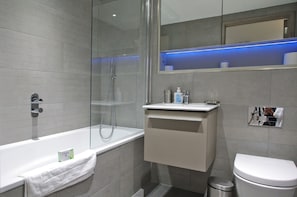 Departamento, 3 habitaciones | Baño | Tina con regadera, tina profunda, amenidades de baño gratuitas