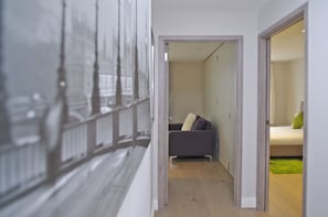 Apartamento, 3 habitaciones | Zona de estar | Una televisión de pantalla plana