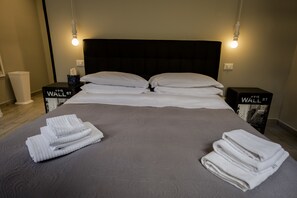 Premium bedding, desk, soundproofing, free WiFi - Relais Virginia Home (Sanremo)