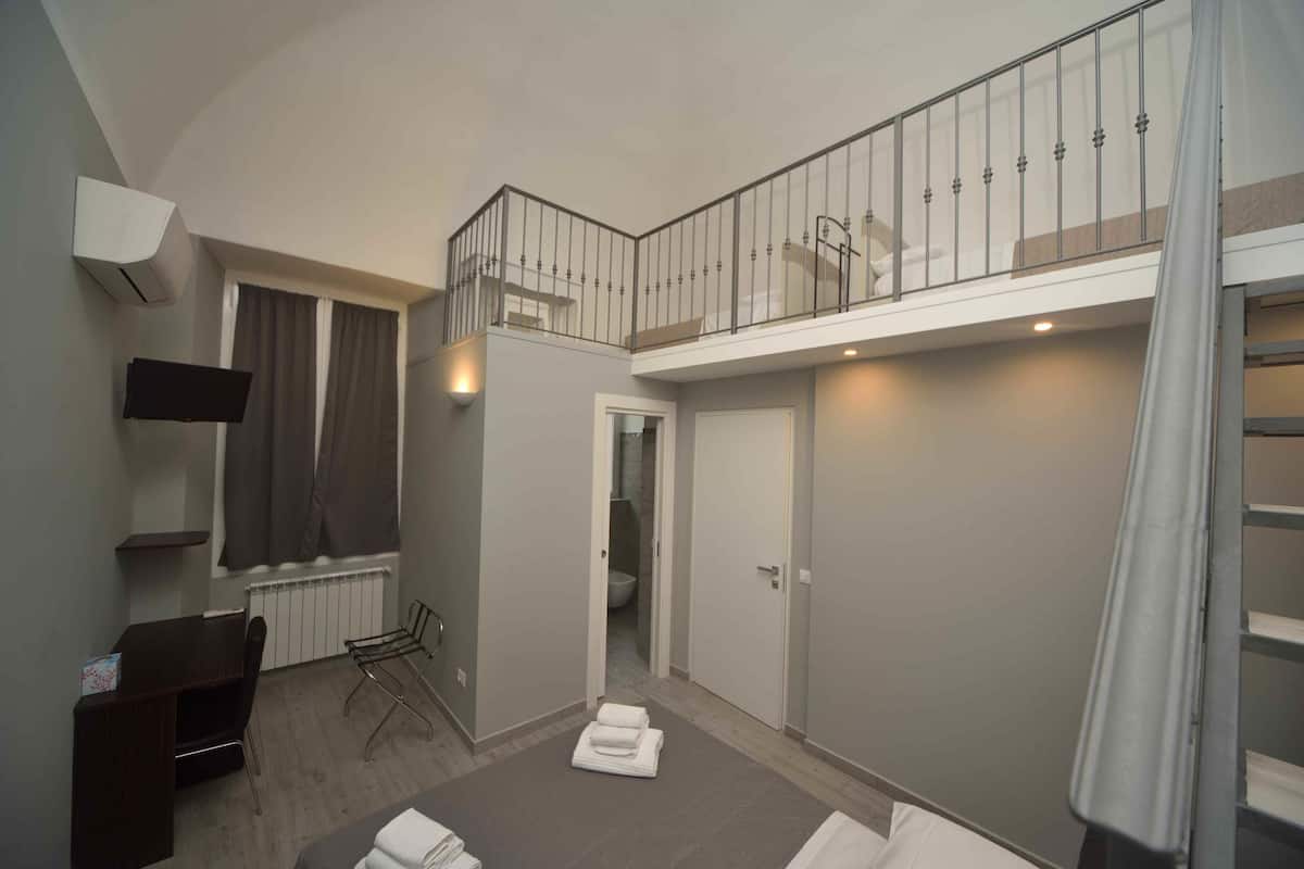 Quadrupla Luxury | Biancheria da letto di alta qualità, una scrivania, insonorizzazione