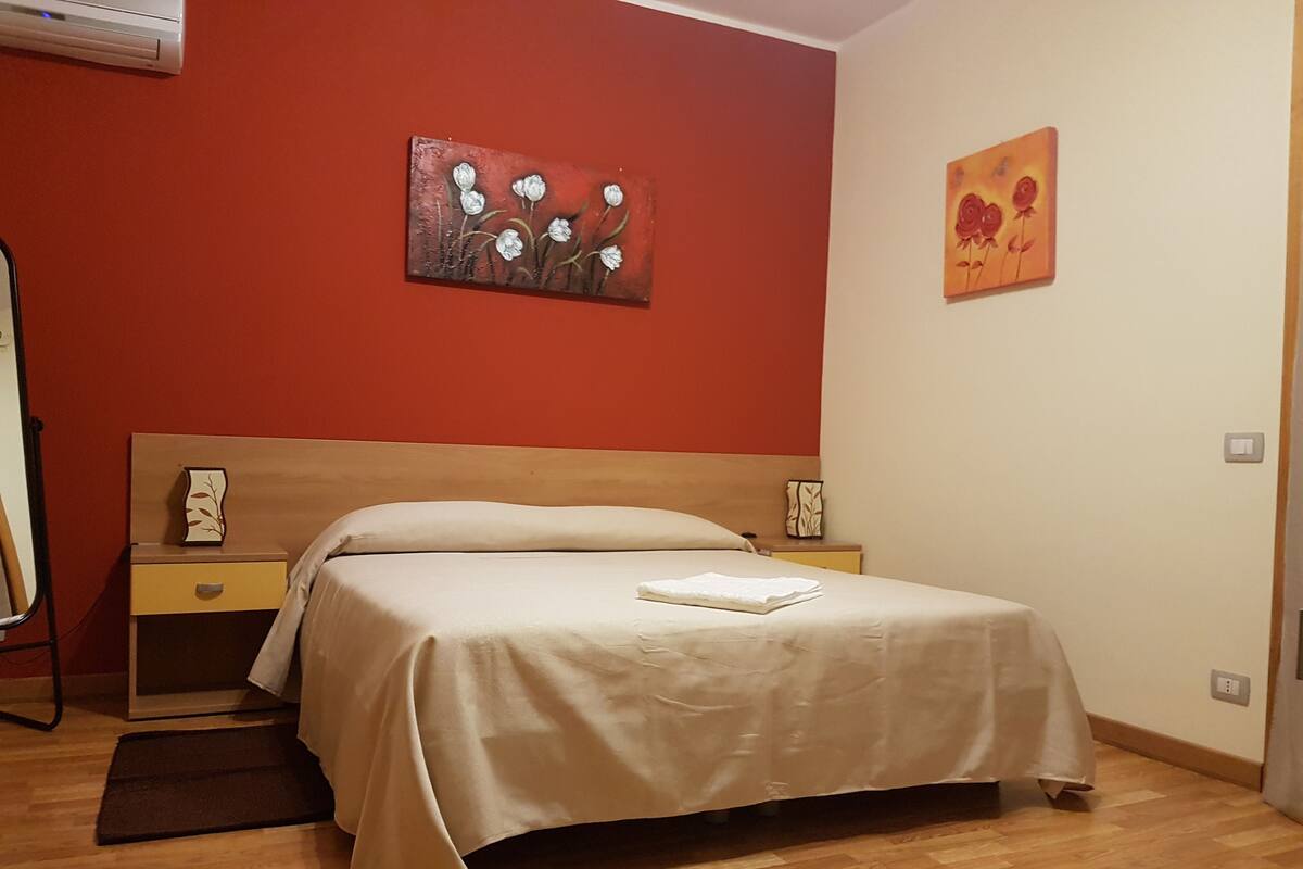 In-room safe, desk, free WiFi