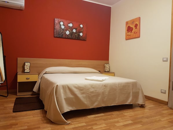 In-room safe, desk, free WiFi