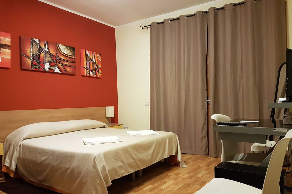 In-room safe, desk, free WiFi