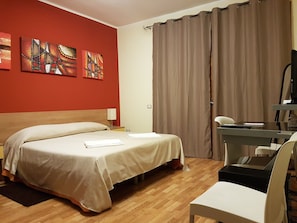 In-room safe, desk, free WiFi