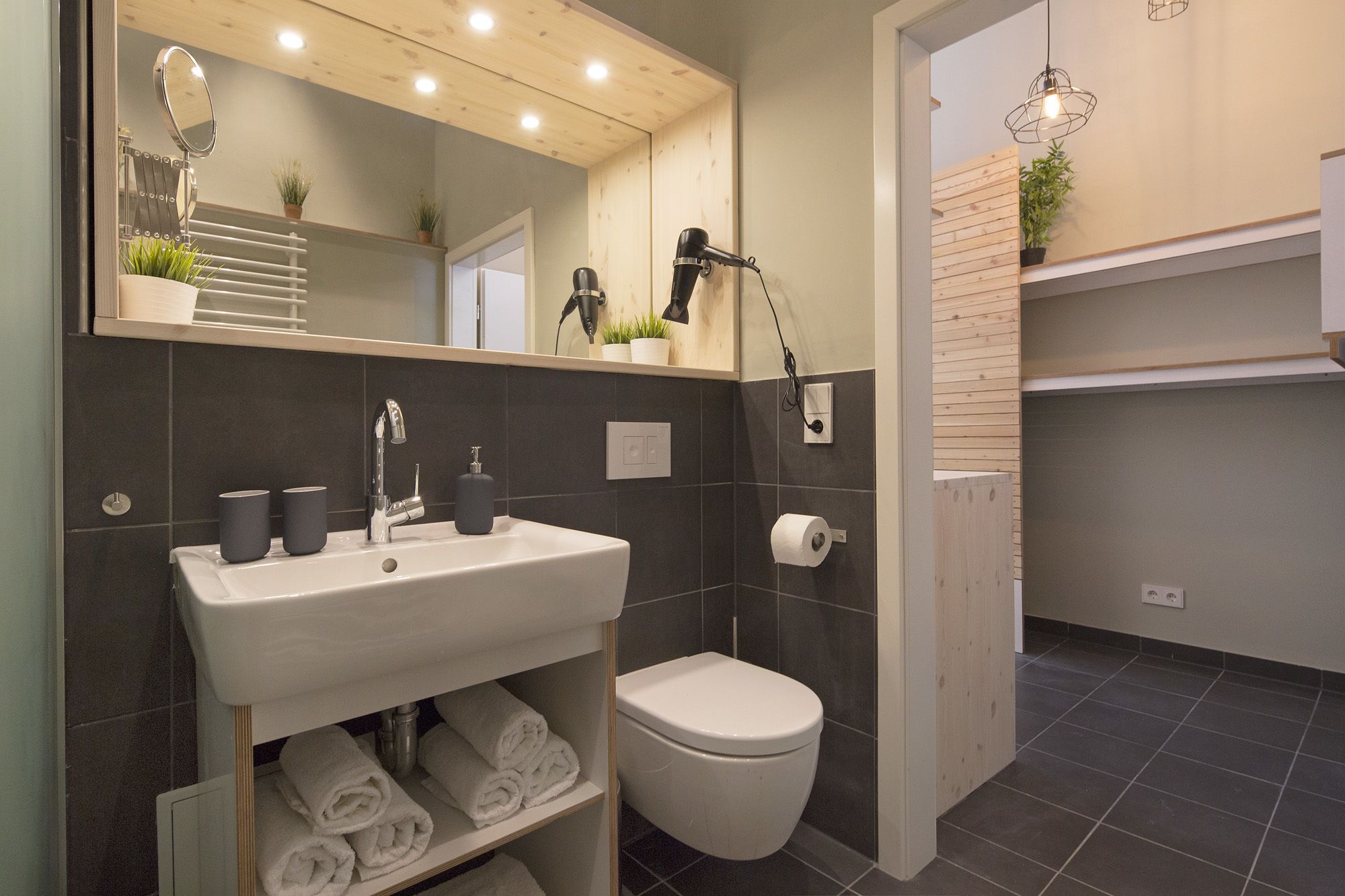 Apartment | Bathroom | Shower, free toiletries, hair dryer, towels