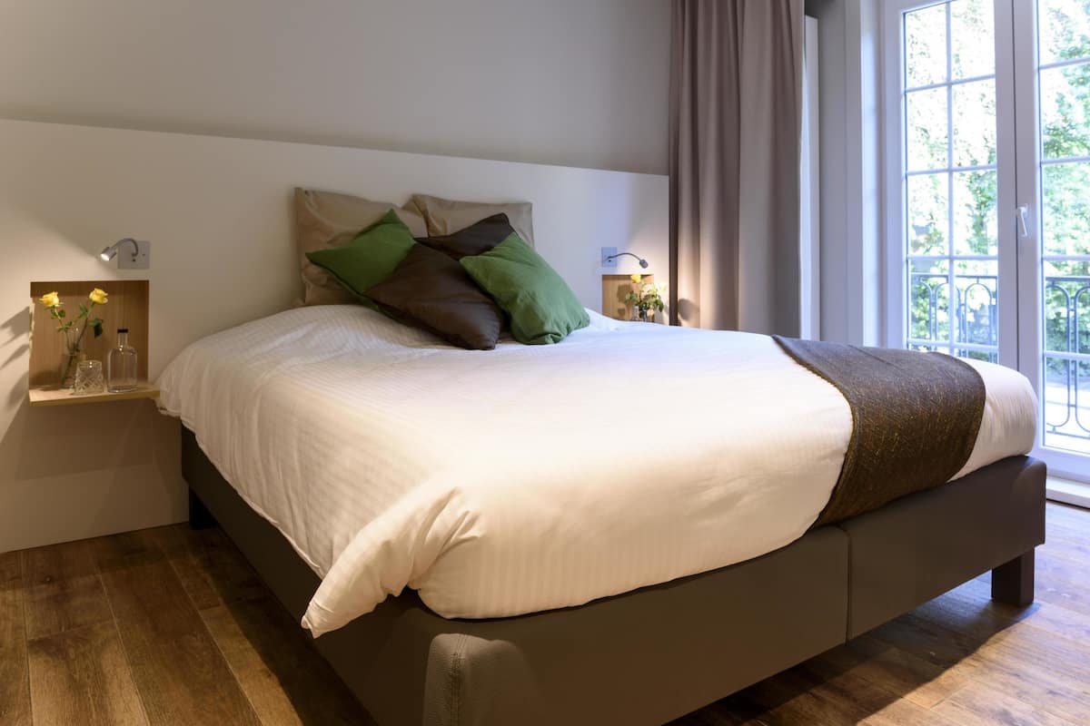 Habitación doble Confort, 1 cama King size | Minibar, caja de seguridad en la habitación, escritorio y wifi gratis