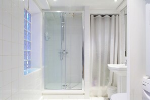 Apartment, 1 Bedroom | Bathroom | Shower, free toiletries, hair dryer, towels - The London Agent Camden Real Find (London)