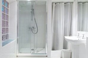 Apartment, 1 Bedroom | Bathroom | Shower, free toiletries, hair dryer, towels - The London Agent Camden Real Find (London)