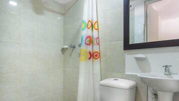 Standard Triple Room, Multiple Beds, Private Bathroom | Bathroom | Towels