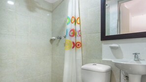 Tremannsrom – standard, flere senger, privat bad | Bad | Håndklær