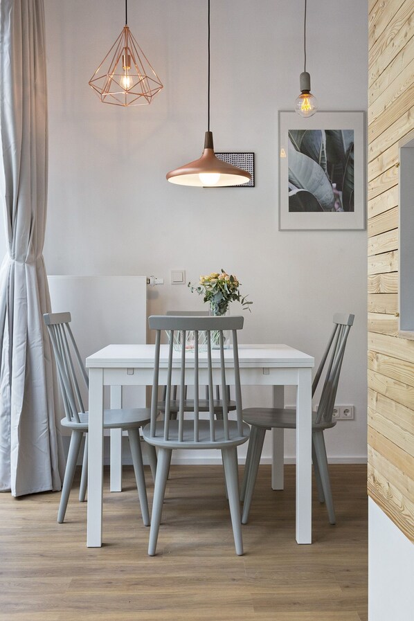 Apartment | Essbereich im Zimmer