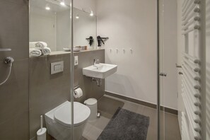 Appartamento | Bagno | Doccia, set di cortesia gratuito, asciugacapelli, asciugamani