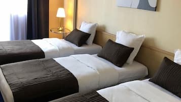 Driepersoonskamer | 4 slaapkamers, een bureau, verduisterende gordijnen