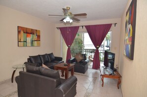 Flat-screen TV - Ground level Apartment w Balcony RDS (Playa del Carmen)