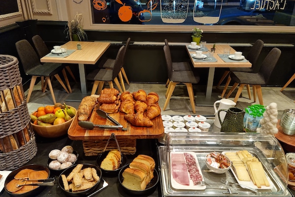 Café da manhã com buffet todos os dias (EUR 13 por pessoa)
