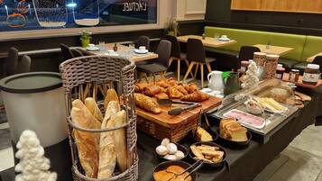 Desayuno buffet diario (EUR 13 por persona)