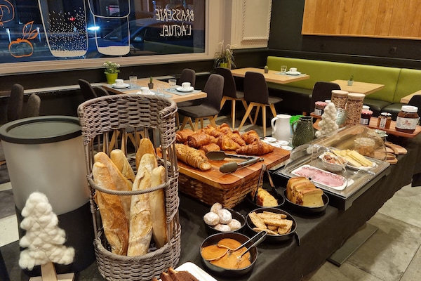 Petit déjeuner buffet (13 EUR par personne)