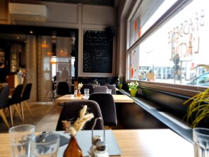 Se sirven desayunos y almuerzos, cocina francesa