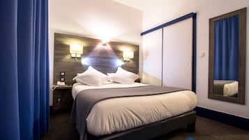 Desk, soundproofing, free WiFi, bed sheets
