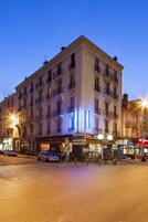 Fachada de la propiedad por la tarde o noche