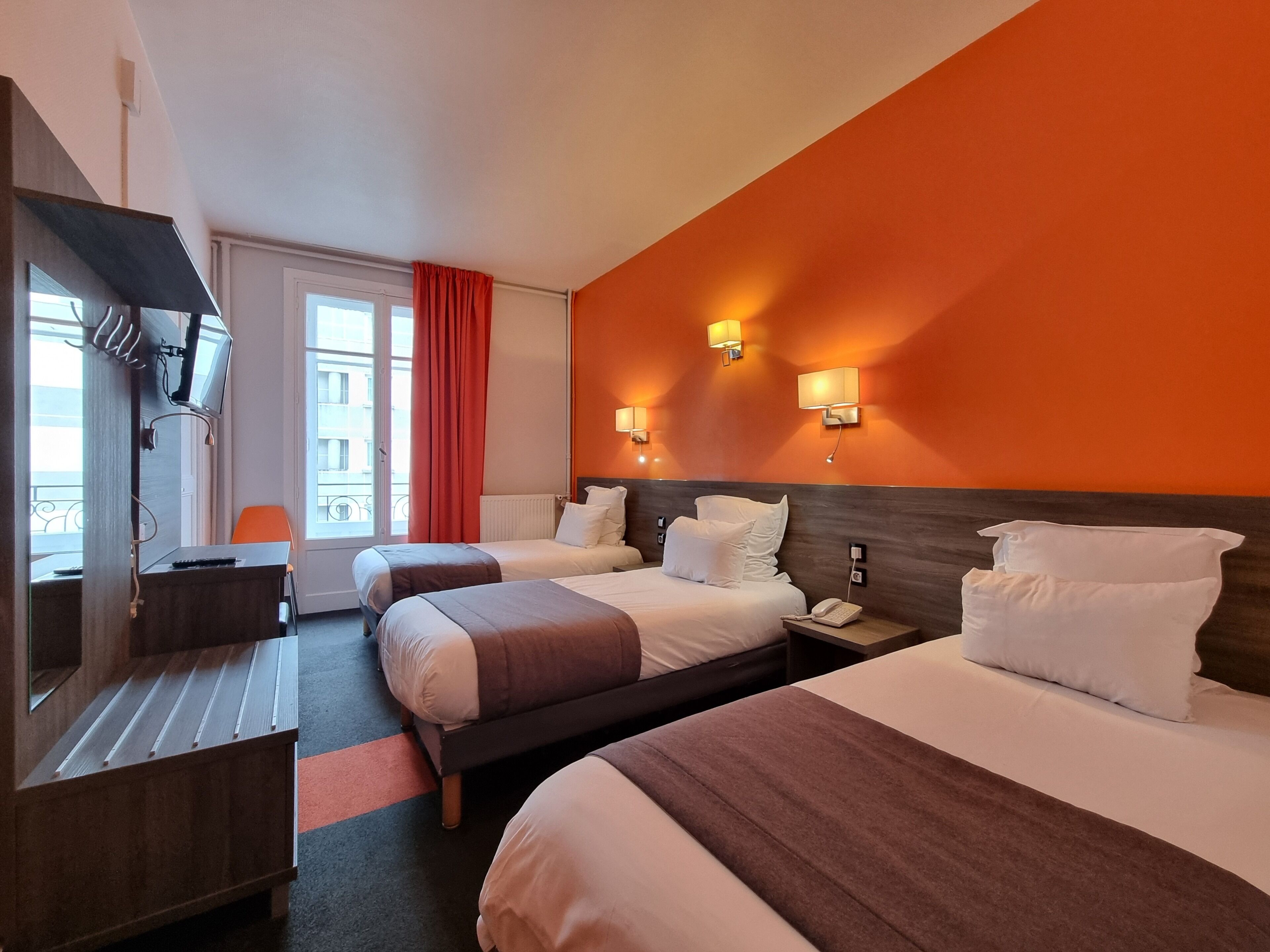 Habitación triple superior, 3 camas individuales | Escritorio, insonorización, wifi gratis y ropa de cama 