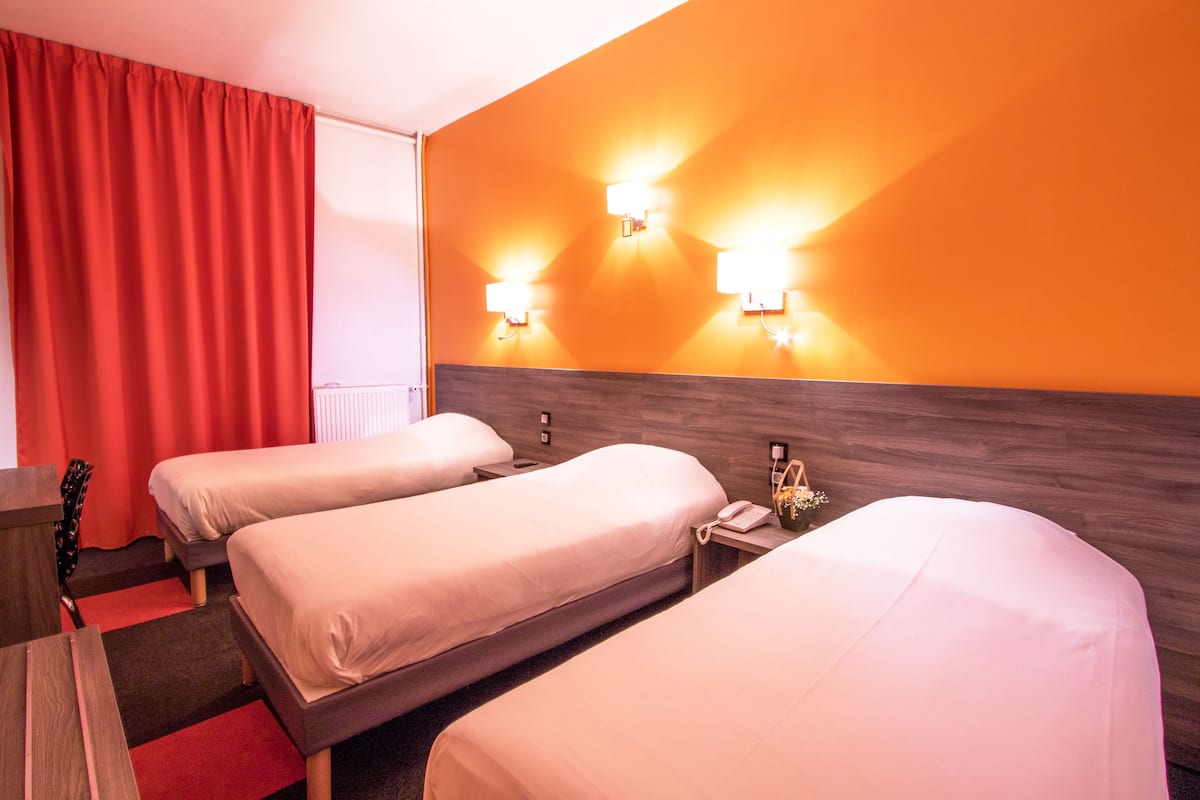 Chambre triple supĂ©rieure, 3 lits jumeaux | Bureau, systĂšme dâinsonorisation, accĂšs au Wi-Fi (inclus)