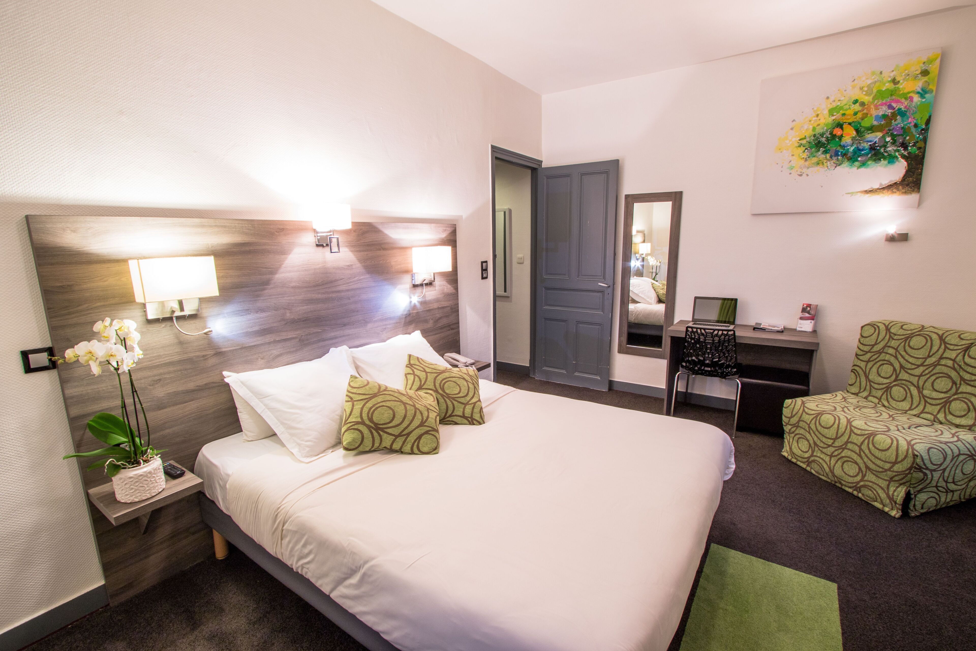 Premium Double Room | Desk, soundproofing, free WiFi, bed sheets