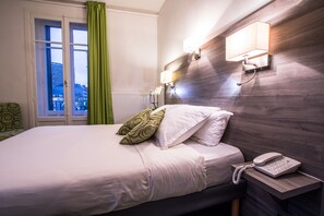 Escritorio, sistema de insonorización, wifi gratis y ropa de cama