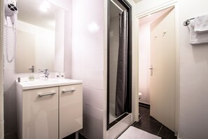 Standaard tweepersoonskamer, 1 tweepersoonsbed | Badkamer | Een haardroger, handdoeken