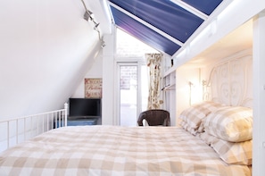 Apartment, 2 Bedrooms | 2 bedrooms, premium bedding, desk, iron/ironing board - The London Agent Camden Photo Library (London)