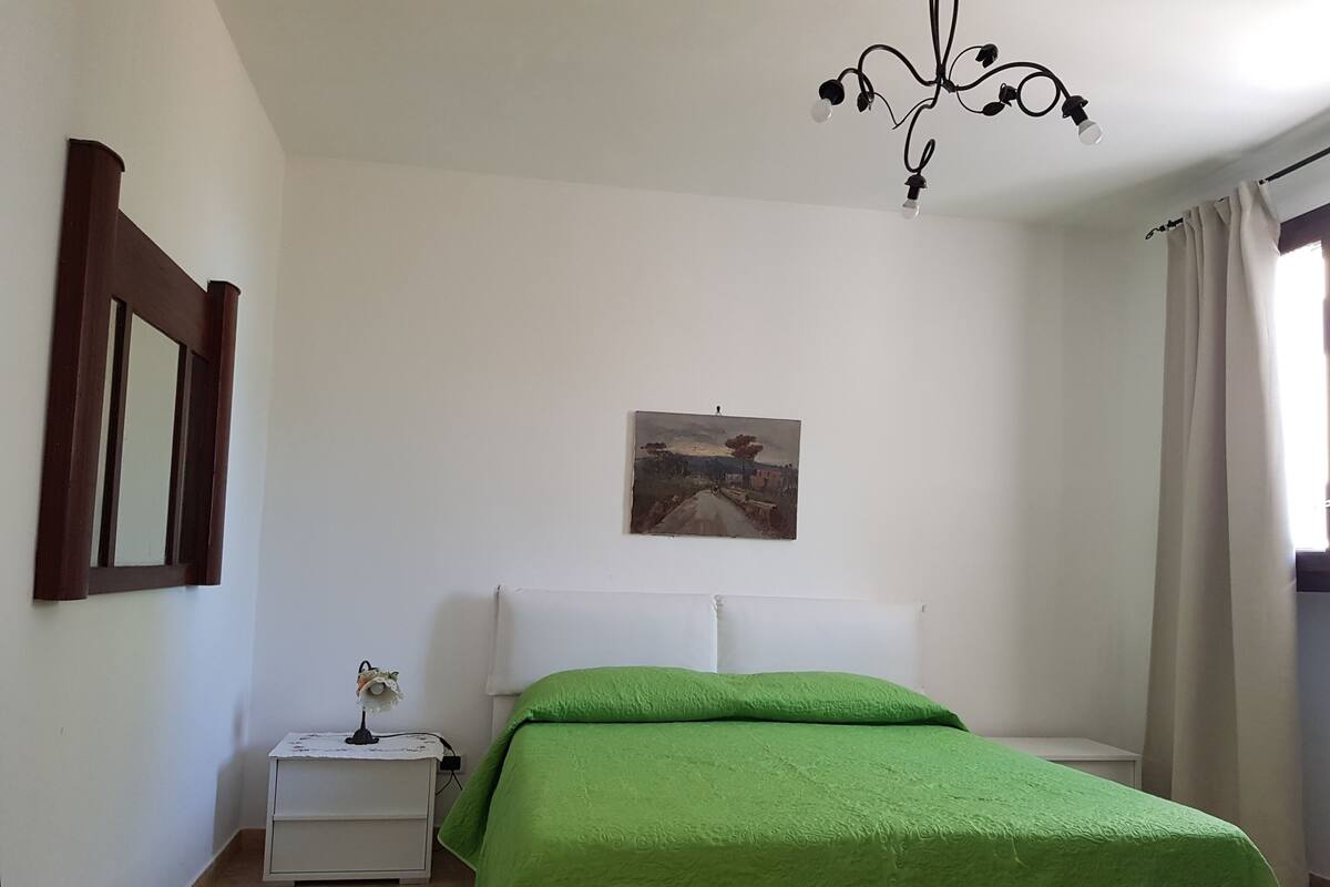Eenvoudig appartement, 1 slaapkamer | 1 slaapkamer, een kluis op de kamer, verduisterende gordijnen