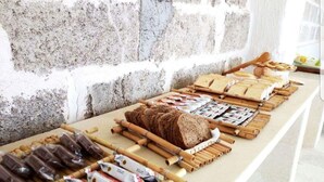 A buffet table with various food items and condiments. - Masseria Prisuti (Manduria)