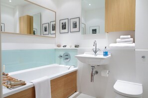 Apartment, 2 Schlafzimmer | Badezimmer | Duschwanne, Komfortbadewanne, kostenlose Toilettenartikel, Haartrockner