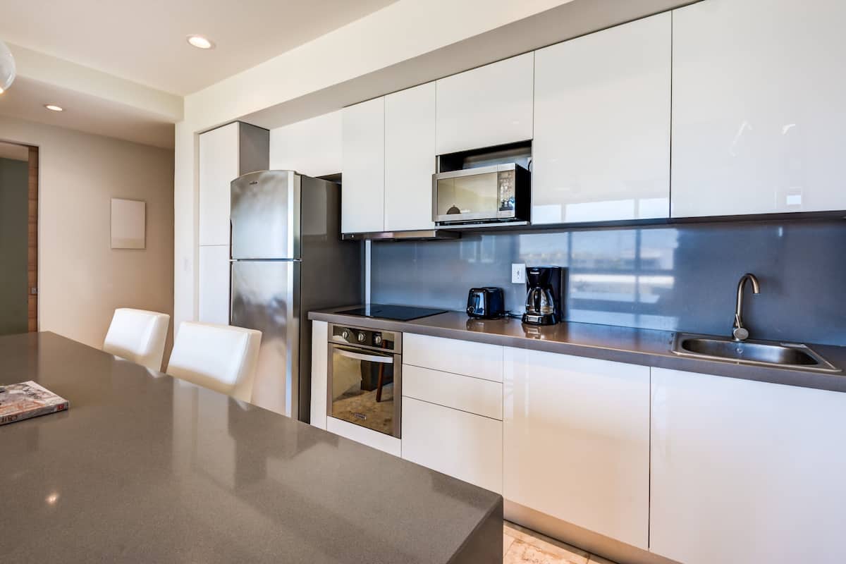 Appartamento Deluxe, 2 camere da letto, piscina privata, vista città | Cucina privata | Frigorifero, microonde, piano cottura, tostapane