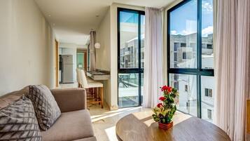 Apartemen Deluks, 1 kamar tidur | Ruang keluarga | TV layar datar