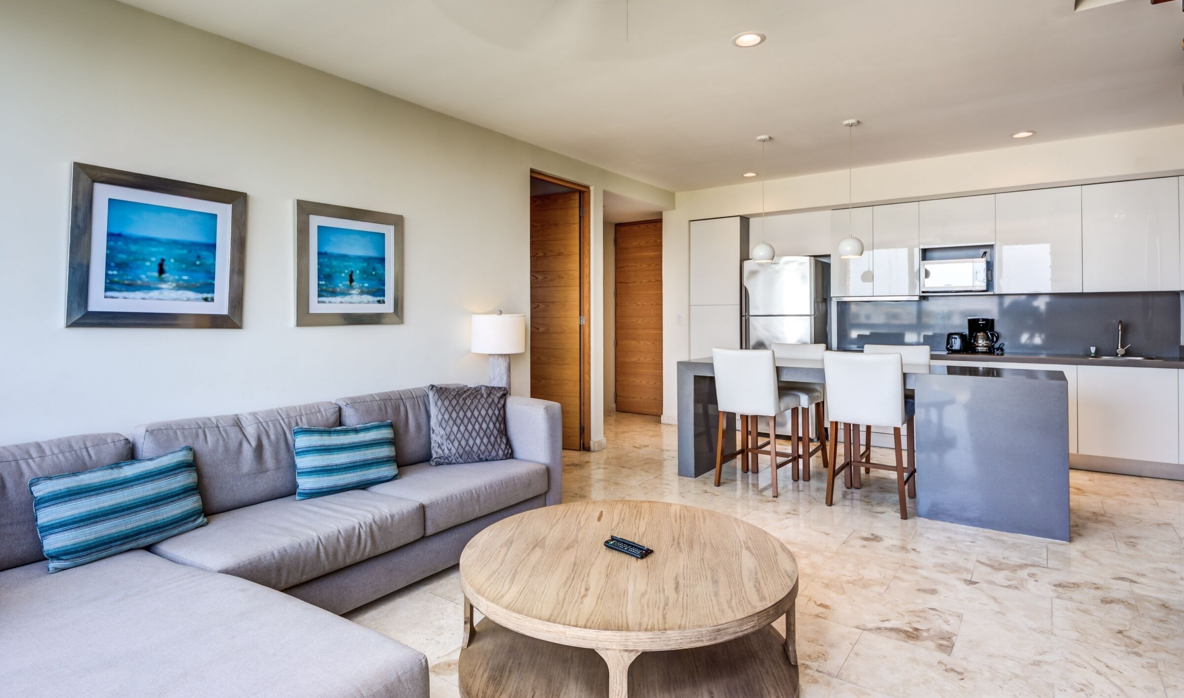 Deluxe Apartment, 2 Bedrooms, Private Pool, City View | Living room | Flat-screen TV