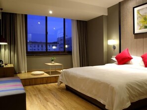 Premium bedding, desk, blackout curtains, rollaway beds
