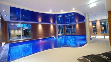 Innenpool, geöffnet von 08:00 Uhr bis 21:00 Uhr, Liegestühle