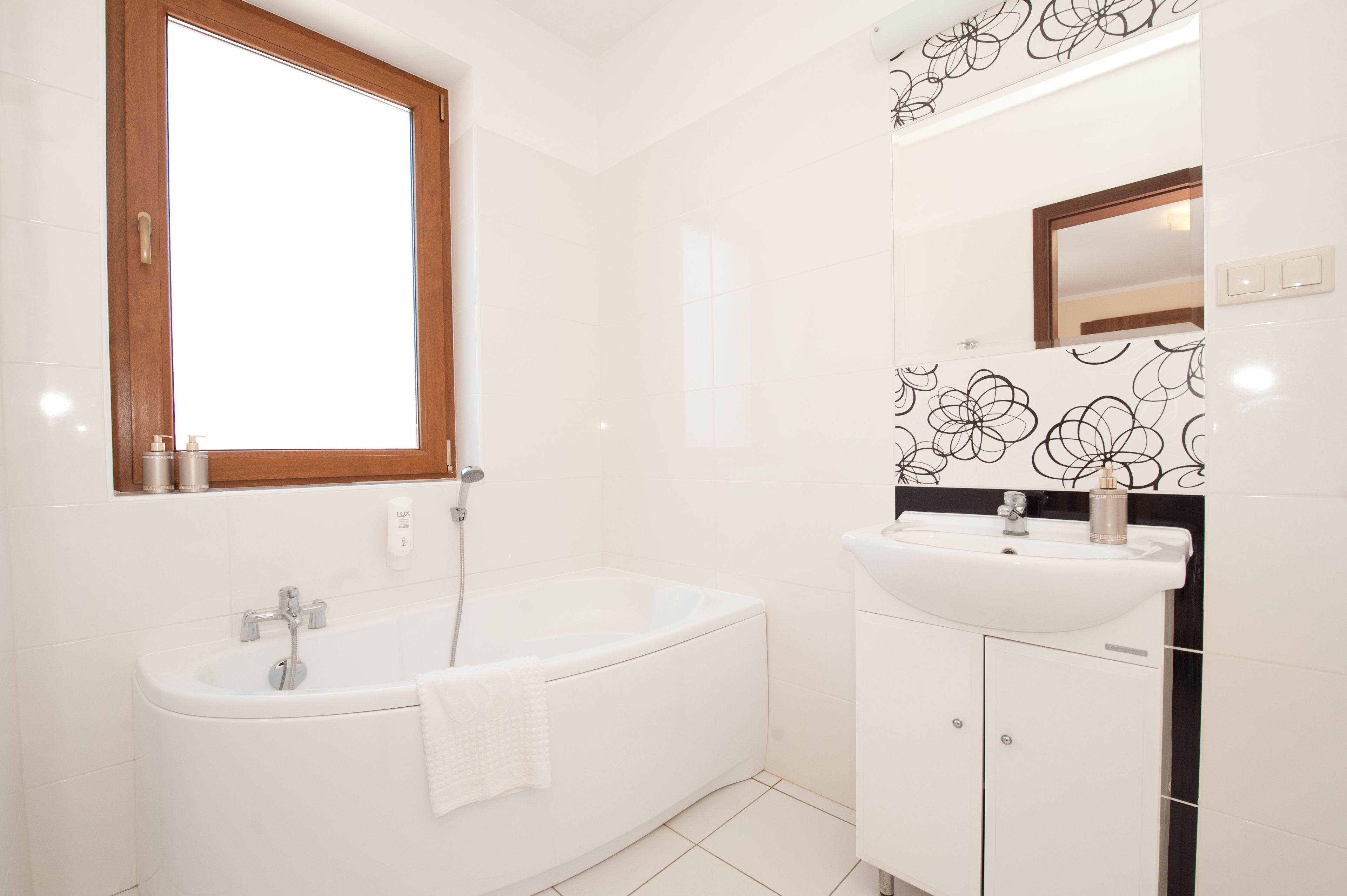 deluxe room | bathroom | free toiletries, hair dryer, towels
