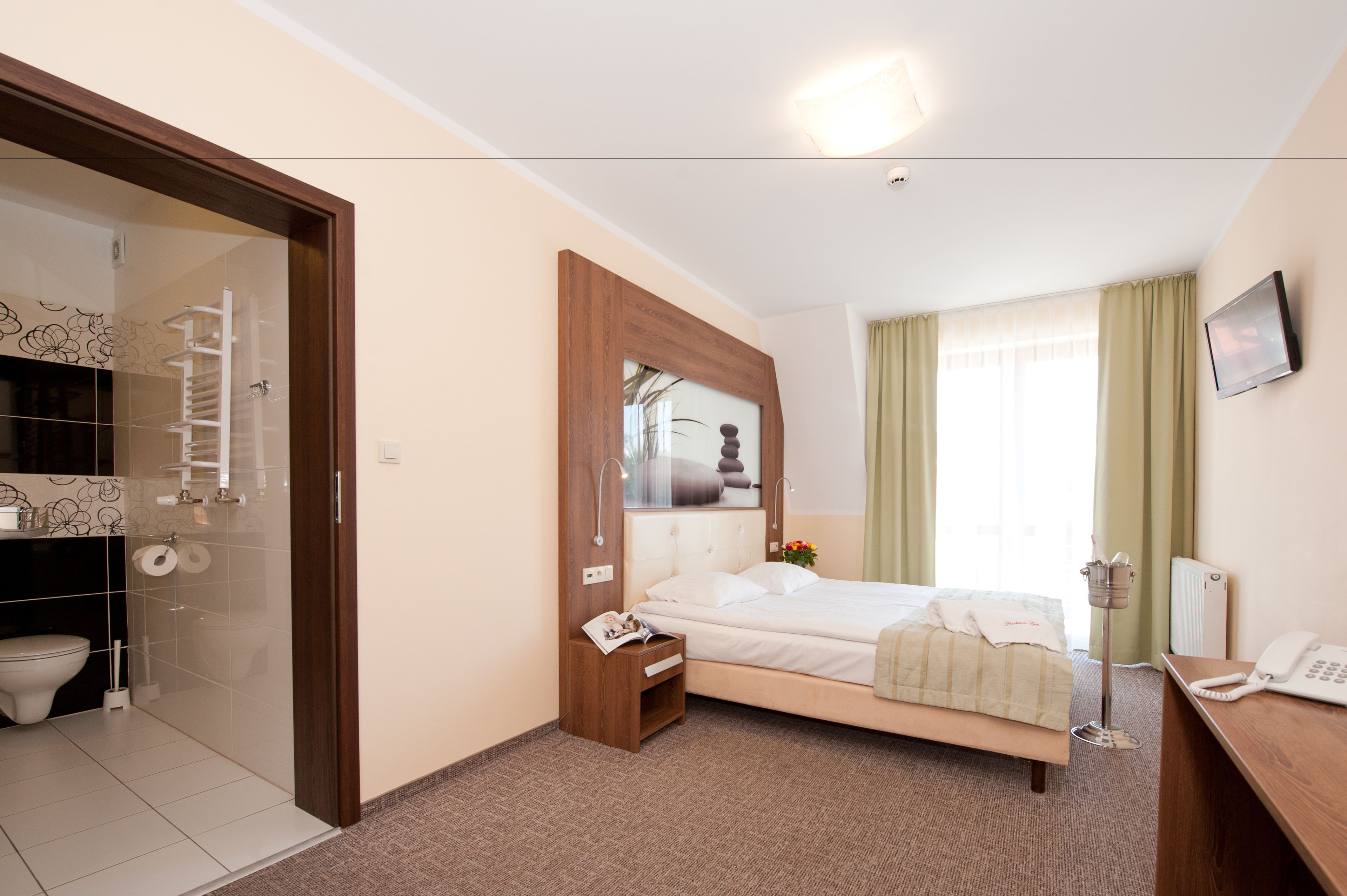 comfort double room, non smoking | desk, iron/ironing board, rollaway beds, free wifi