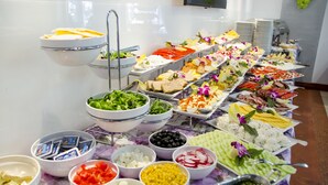 Ein Buffet mit verschiedenen Speisen und Schalen mit Beilagen.