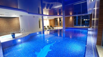 Innenpool, geöffnet von 08:00 Uhr bis 21:00 Uhr, Liegestühle