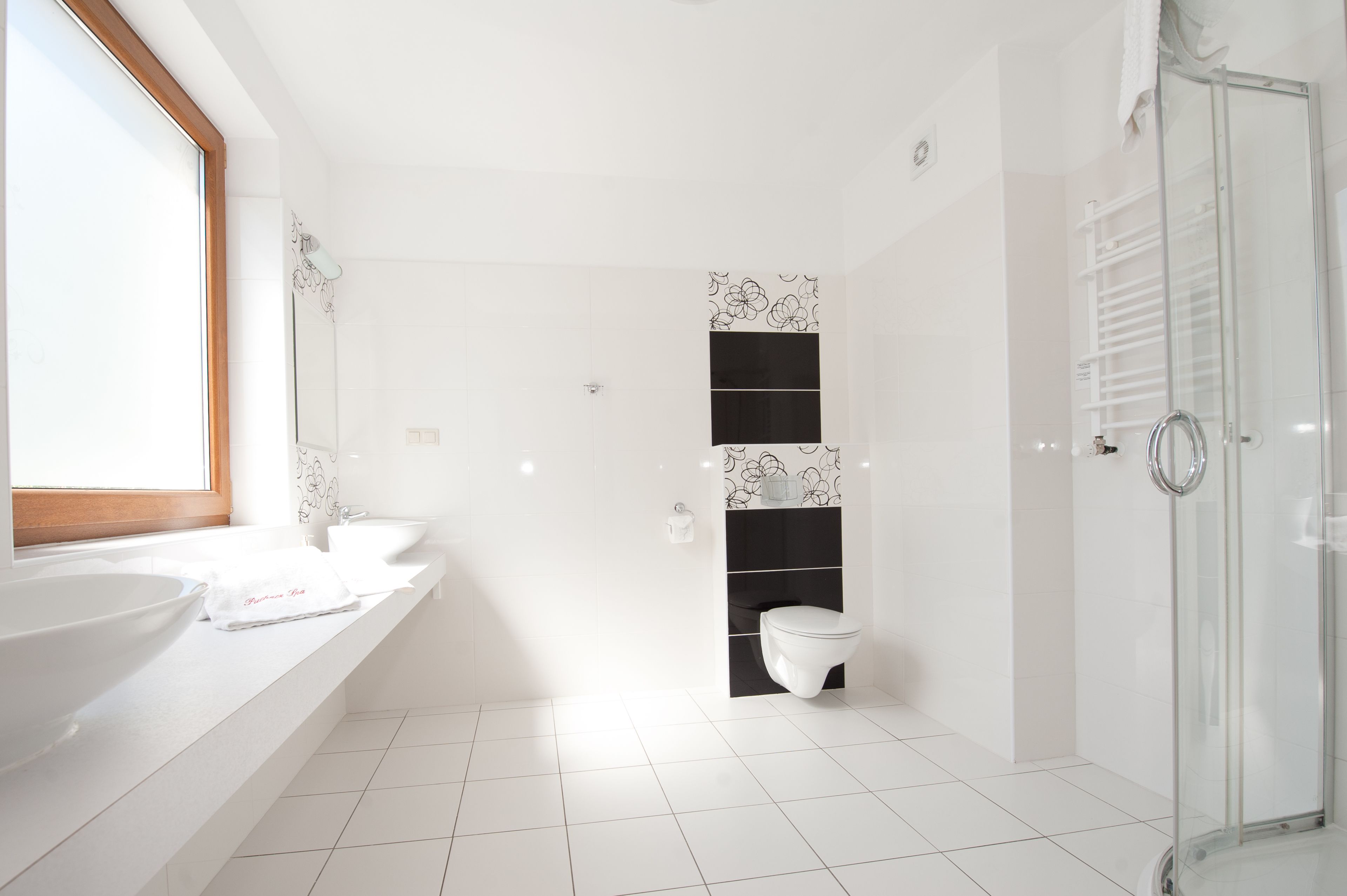 deluxe studio | bathroom | free toiletries, hair dryer, towels