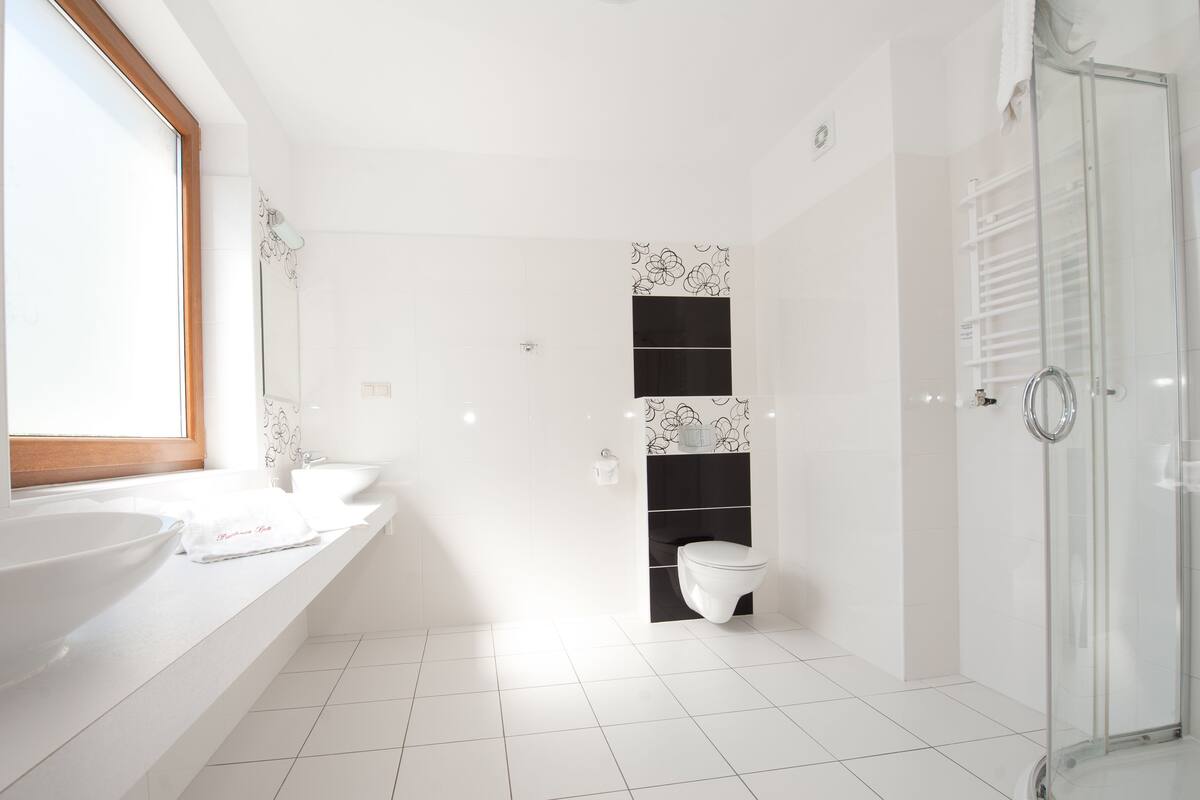deluxe studio | bathroom | free toiletries, hair dryer, towels