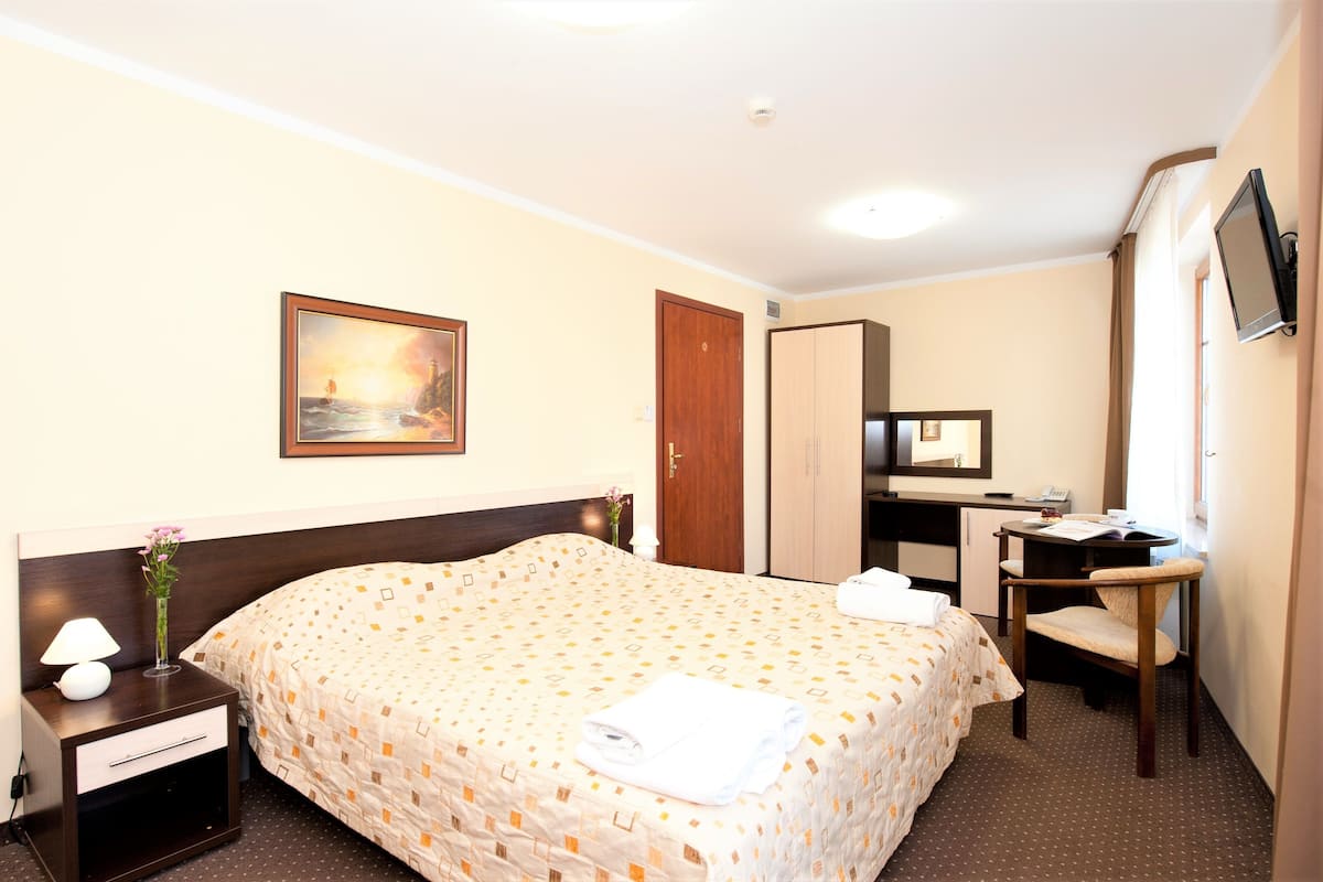 Standard Double or Twin Room | 1 bedroom, desk, iron/ironing board, rollaway beds